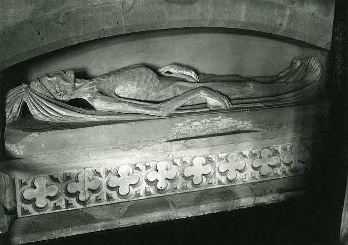 Гробница покойника в виде истлевшего трупа.