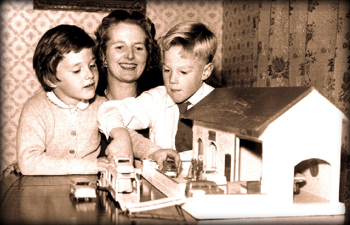 Маргарет Тэтчер с детьми. Редкие идиллические моменты.