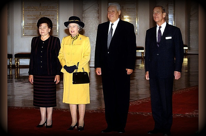 Eлизaвeтa II и Борис Ельцин с супругами в Кремле.
