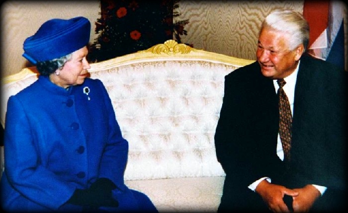 Королева Великобритании Eлизaвeтa II и Борис Ельцин в Кремле.