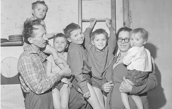 Педагоги и воспитатели Борис Павлович Никитин и Лена Алексеевна Никитина со своими детьми, 1978 год. 