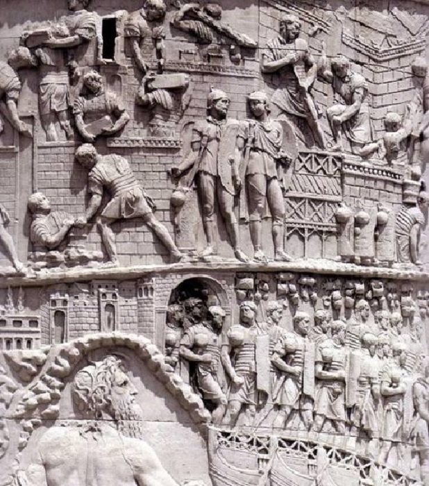 Колонна Траяна в Риме. Фрагмент рельефа. Мрамор. Начало 2 века.