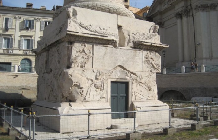 Постамент Колонны Траяна и вход в усыпальницу римского императора.