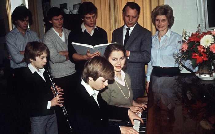 Большая семья Альбрехтов. ( Урсула в центре фото за роялем).