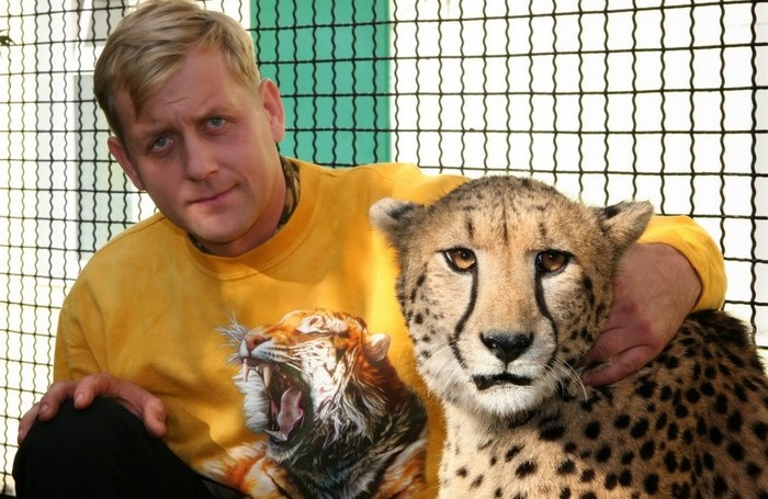 Олег Зубков со своим питомцем в зоопарке Сказка. Ялта.