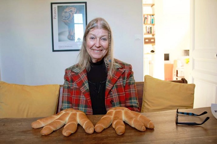 Лидия Корбет (ремейк на фото Робера Дуано «Пикассо, руки-хлеб»), фото дочери Deike Diening