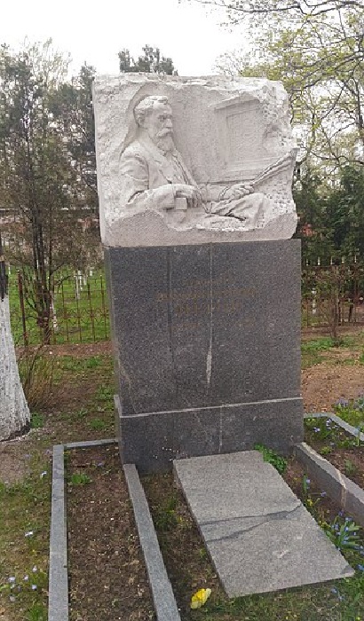  Могила Василия Перова на кладбище Донского монастыря в Москве