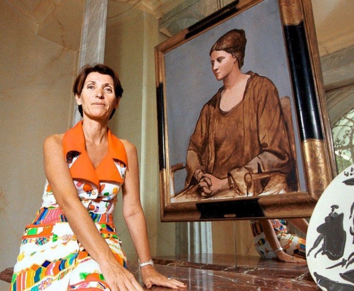 Марина с портретом бабушки Ольги Хохловой.