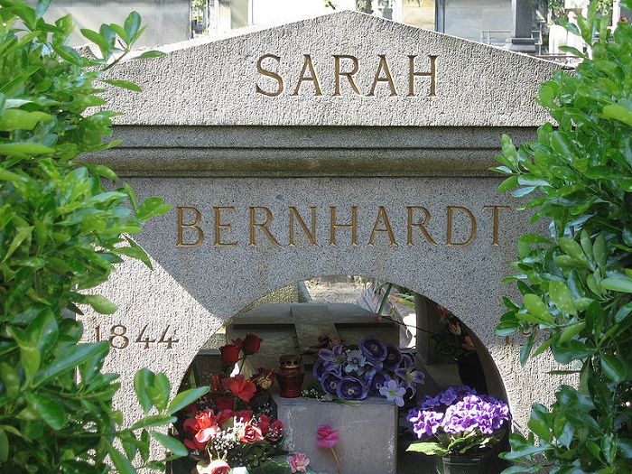 Надгробный памятник Сары Бернар.