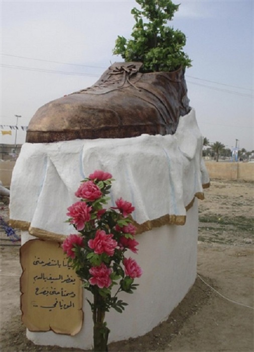 Памятник ботинку в Тикрите. Ирак. Автор Лайз аль-Амари. 