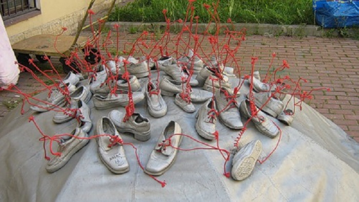 Памятник ботинкам в Санкт-Петербурге. Россия
