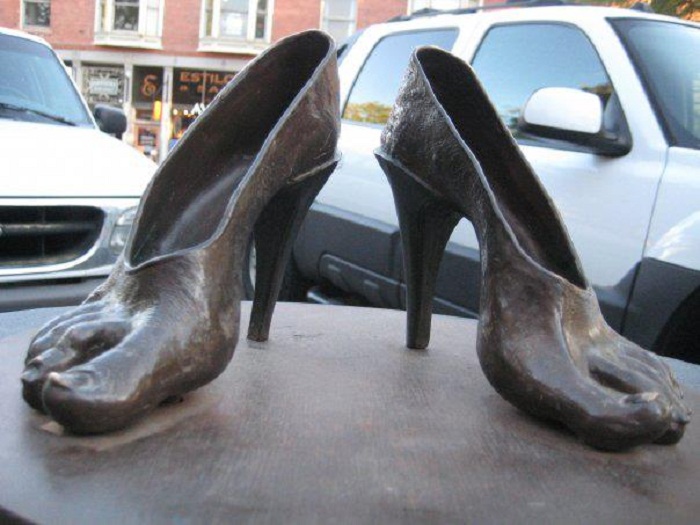  Памятник туфлям в Нью-Йорке. США.