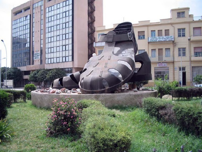 Памятник мужским сандалиям в Эритрее. Африка.