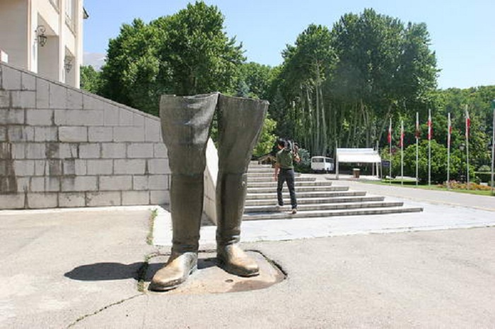 Памятник сапогам в Тагеране. Иран.