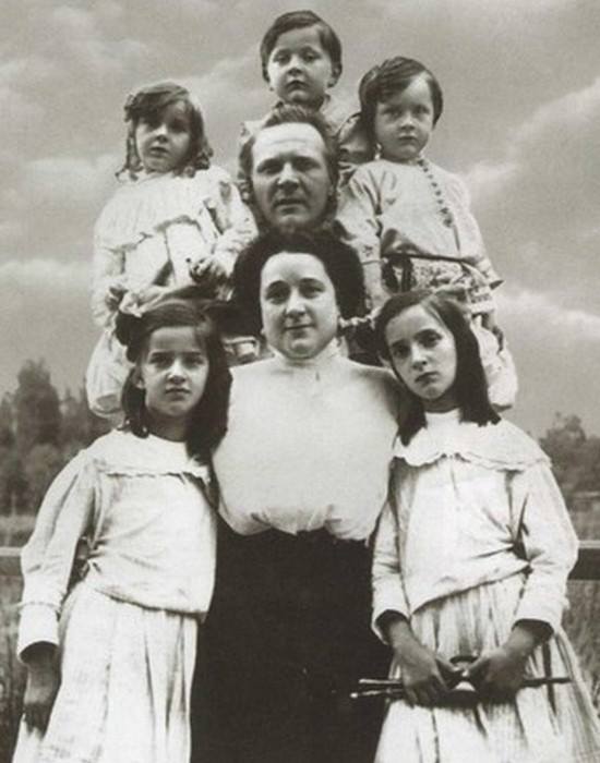 Федор Шаляпин с Иолой и детьми. 