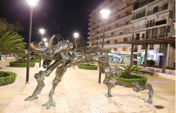 Сюрреалистическая скульптура Сальвадора Дали. | Фото: lpsphoto.ru.