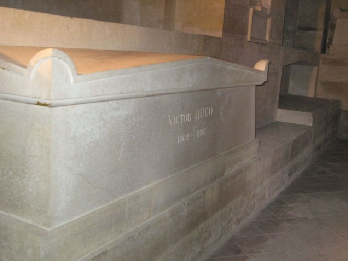 Надгробие Виктора Гюго в парижском Пантеоне.