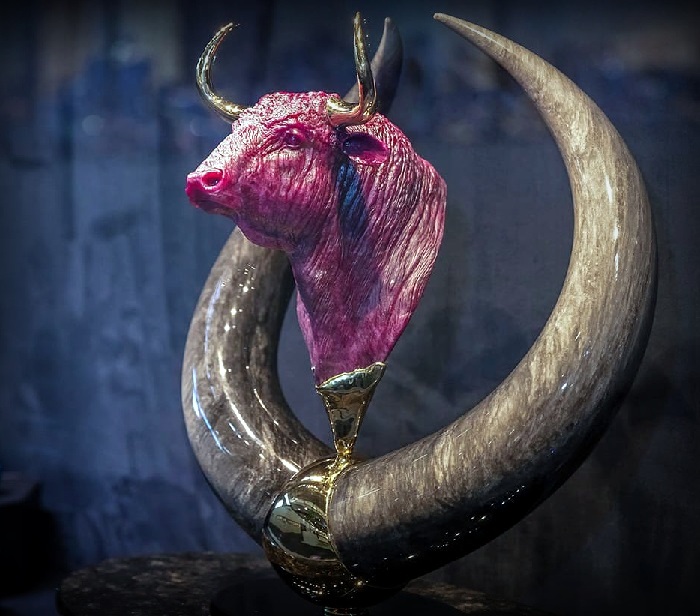 Голова быка Henn of London из желтого золота и танзанийского рубина. Камнерезное искусство бренда «Henn».