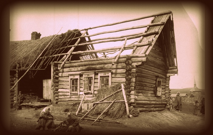 Разрушающаяся изба голодающего крестьянина-татарина в одном из сел Нижегородской губернии. Фото 1891 года. 