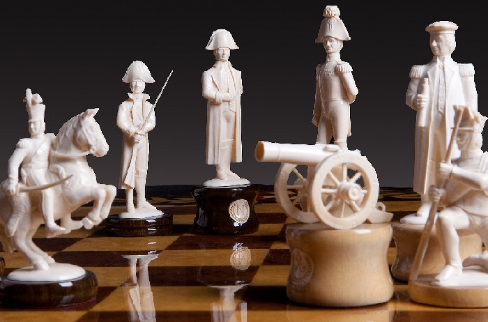 Шахматный набор «Отечественная война 1812 года» от Karpovchess. Высота короля/пешки: 135мм/80мм. | Фото:karpov-chess.ru.