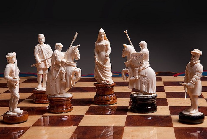 Шахматный набор «По законам чести» от Karpovchess. Высота короля/пешки: 125мм/90 мм. | Фото: fama.ua.