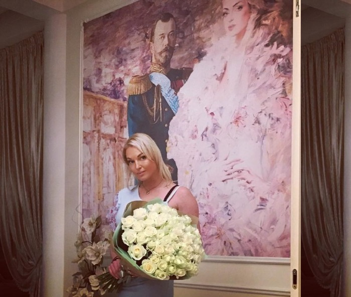  Анастасия Волочкова в своем доме. | Фото: fashion-int.ru.