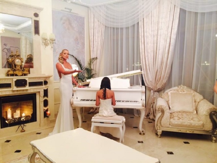 Знаменитый белый рояль, подаренный Анастасии Николаем Басковым. | Фото: fashion-int.ru.