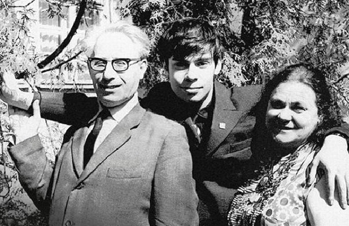 Ефим Шифрин с родителями.