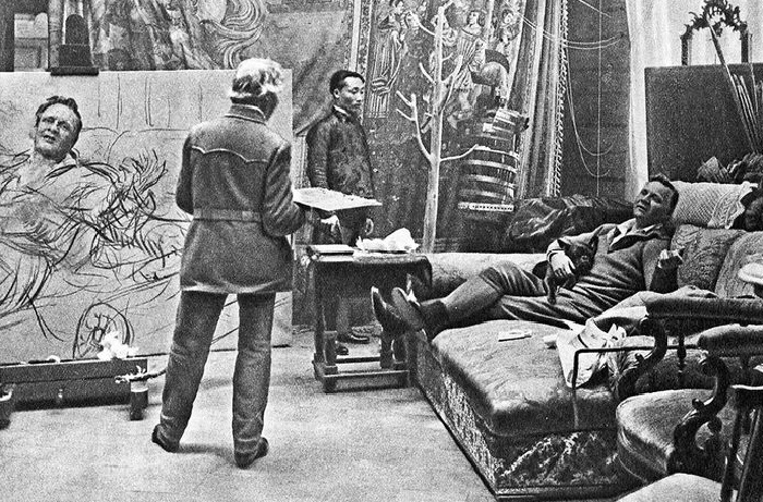 Художник Илья Репин пишет портрет певца Федора Шаляпина в своей мастерской в «Пенатах» в феврале-марте 1914 года. Из фотоархива художника.