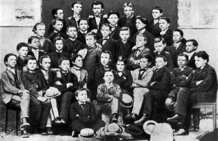 Иван Франко среди учащихся третьего класса Дрогобычской гимназии (во втором ряду – первый слева). Фото 1870 год.