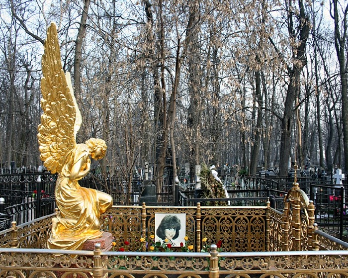  Позолоченная статуя скорбящего ангела на могиле Маши Шиловой. (1979-1996 г.г.) 