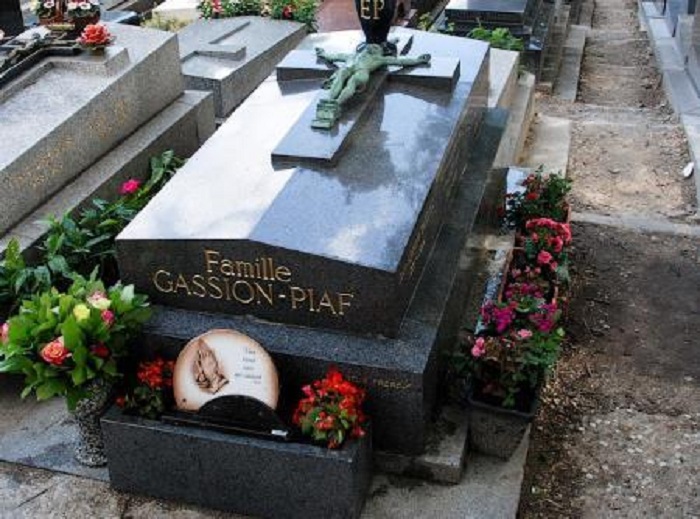 Могила в которой покоятся с миром Эдит Пиаф и ее близкие. / Фото: Rexfeatures.com