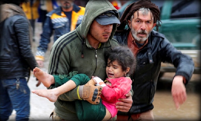 Фото со спасенными детьми после землетрясения.