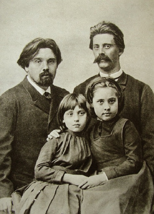 Василий Иванович Суриков с дочерьми Ольгой(справа) и Еленой и братом, Александром, перед отъездом в Сибирь. Лето 1889 года.