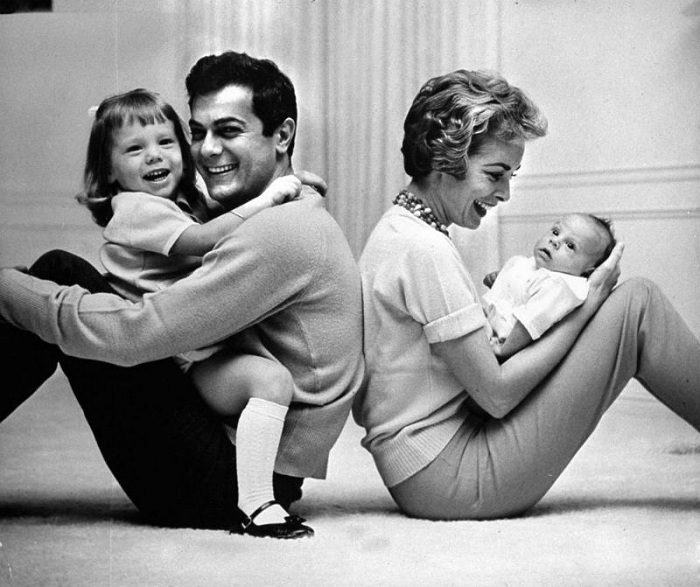 Джанет Ли и Тони Кёртис с дочерями.
