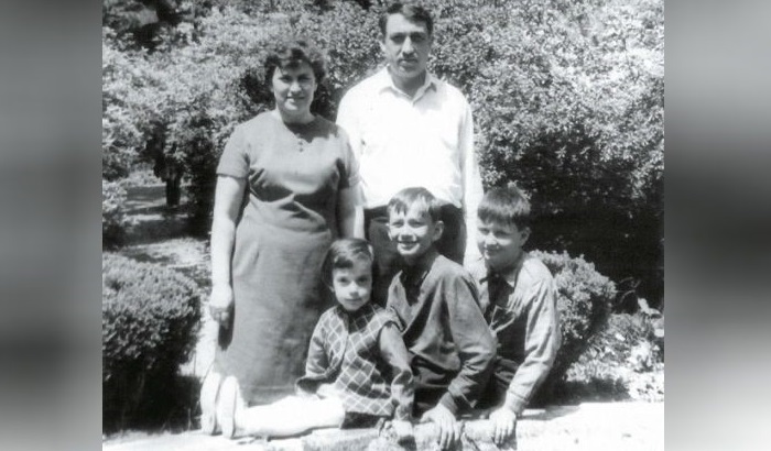 Маленький Валерий Меладзе с родителями, братом и сестрой.