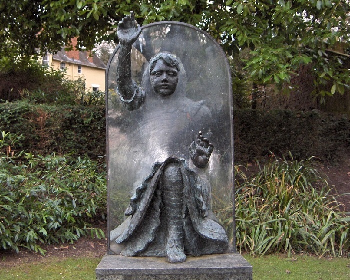 «Алиса в Зазеркалье». Гилфорд. Великобритания. Автор: американский скульптор - Джинна Арджент. 