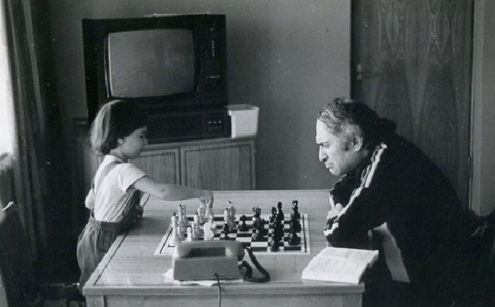 Михаил Таль играет в шахматы с дочерью Жанной.