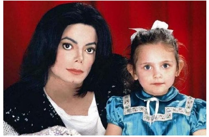 Майкл Джексон с дочерью Пэрис. 
