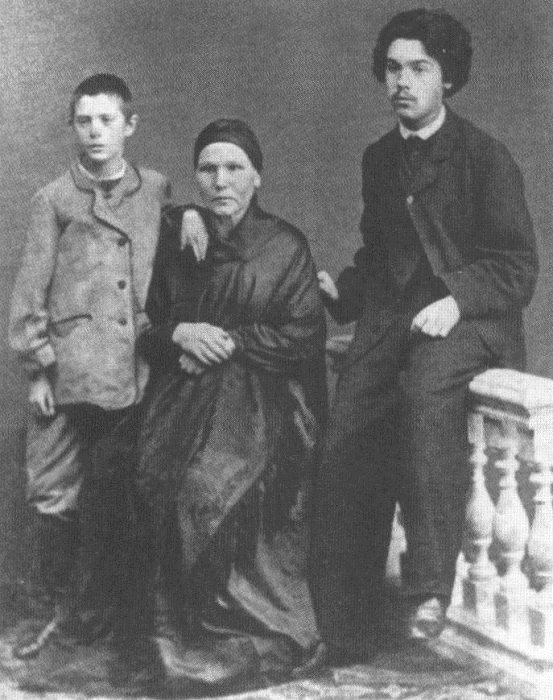 Василий и Александр Суриковы с матерью Прасковьей Фёдоровной.