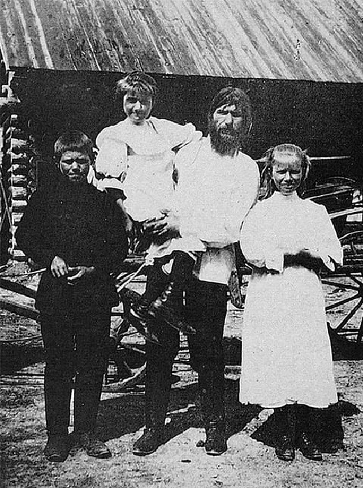  Григорий Распутин со своими детьми в селе Покровское Тюменского уезда Тобольской губернии.