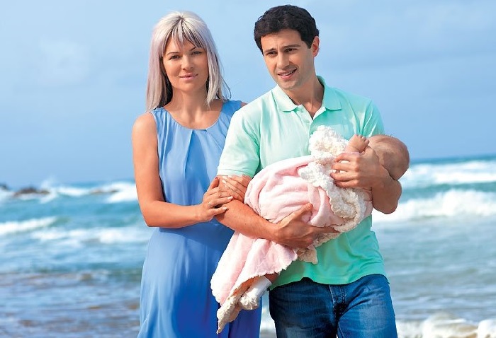 Антон и Виктория Макарские с новорожденной дочкой.