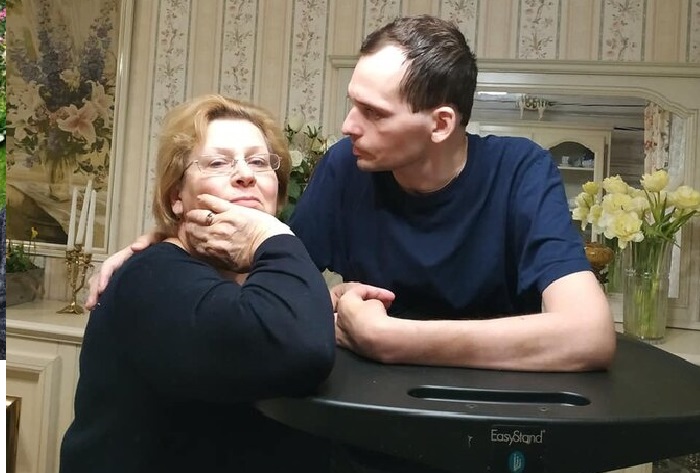Алексей Янин с матерью.
