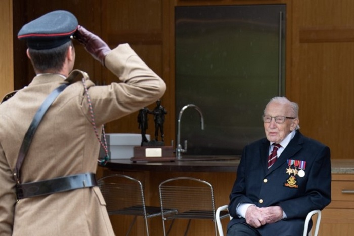В столетний день рождения Тому Муру присвоили почетное звание полковника.  | Фото: bbc.com