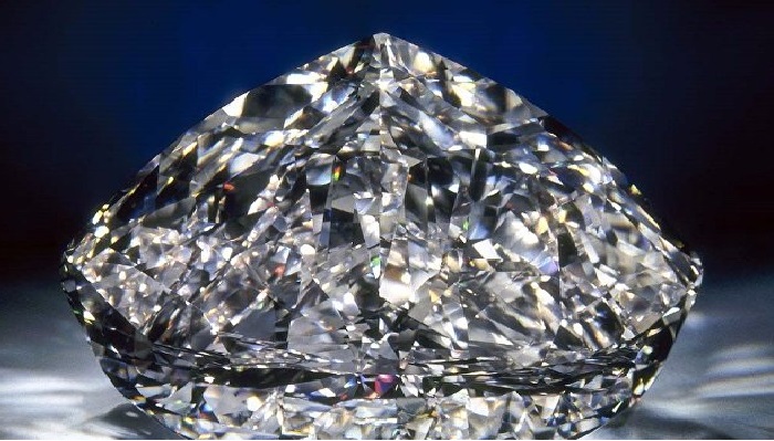 Бесцветный бриллиант весом более 100 карат, ограненный из алмаза, найденного в Ботсване. Для его огранки ювелирам Нью-Йорка понадобилось пол года.