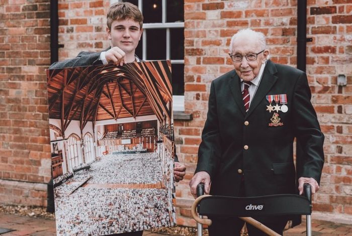 Бенджи Ингрэм-Мур преподнес своему деду фотографию тысяч открыток, присланных ветерану на день рождения.