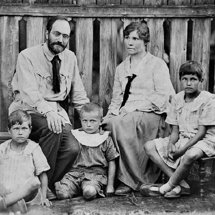 Семейство Яблонских. Нил Александрович, Вера Георгиевна и их дети. (справа - Татьяна Яблонская).