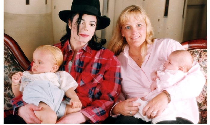 Майкл Джексон и Дебби Роу с малышами.