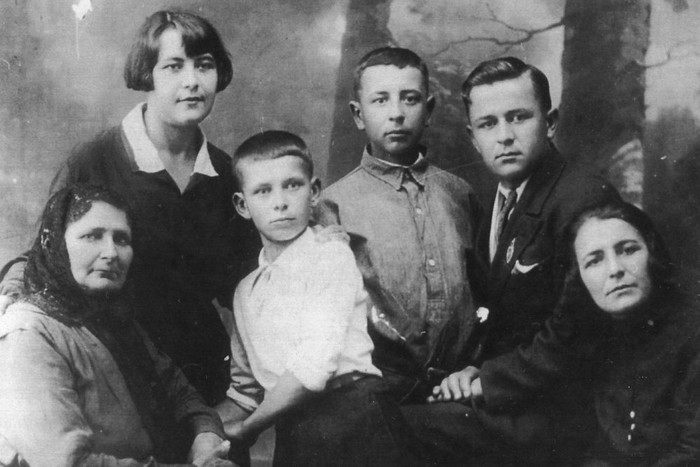 Николай Дупак в детстве с семьей.