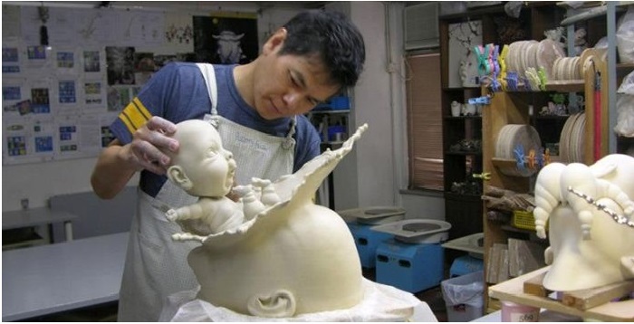 Скульптор Джонсон Цанг в своей мастерской.